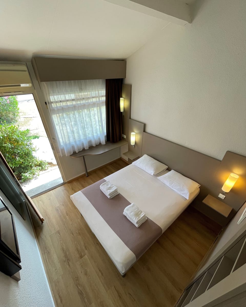 Desk, laptop workspace, soundproofing, free WiFi