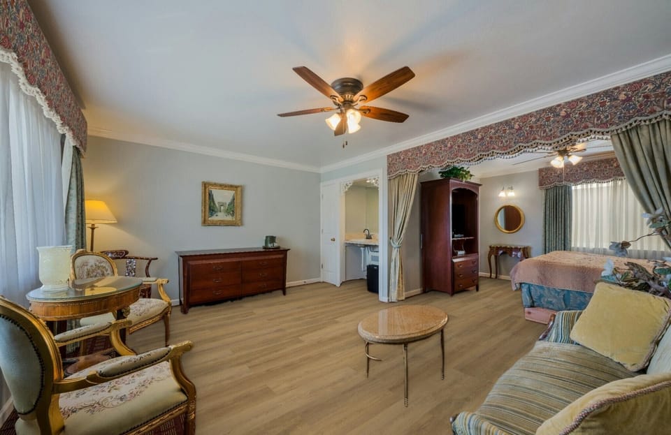 Studio Suite, 1 King Bed | Premium bedding, pillowtop beds, individually decorated