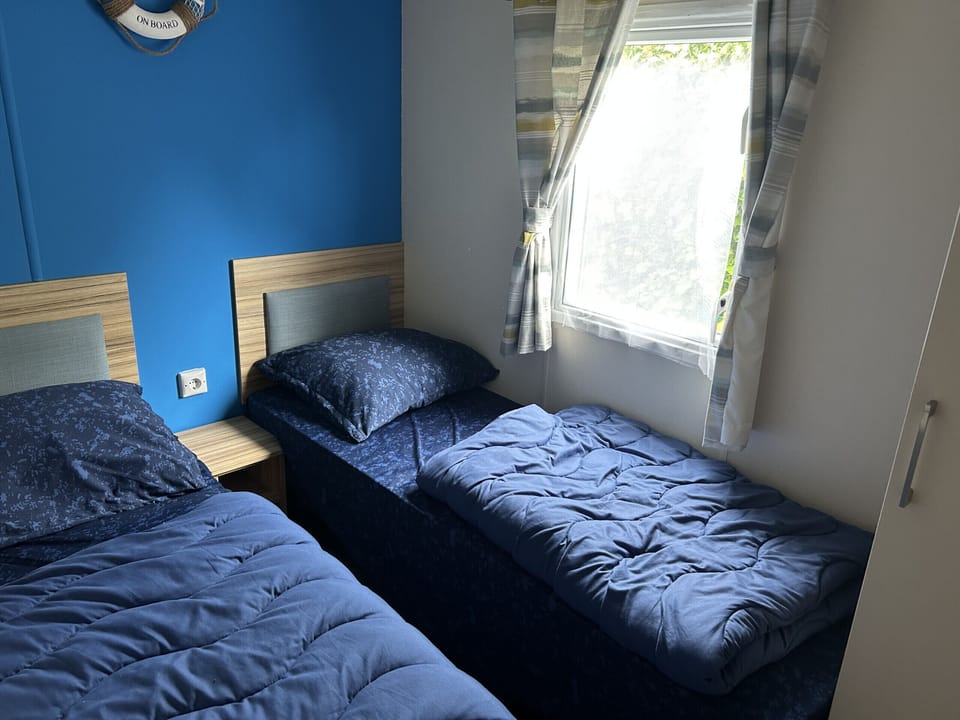 Bedroom with two single beds