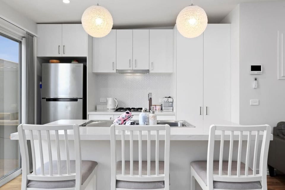 🍳 Fully equipped kitchen with breakfast bar seating