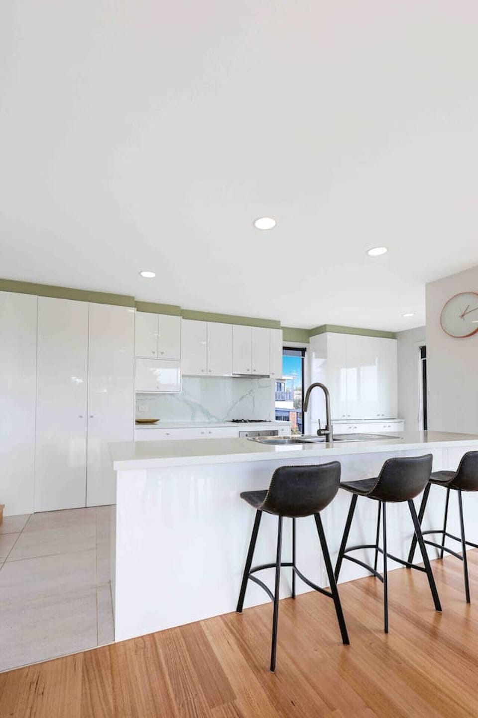 🍳 Modern kitchen with spacious layout and quality appliances