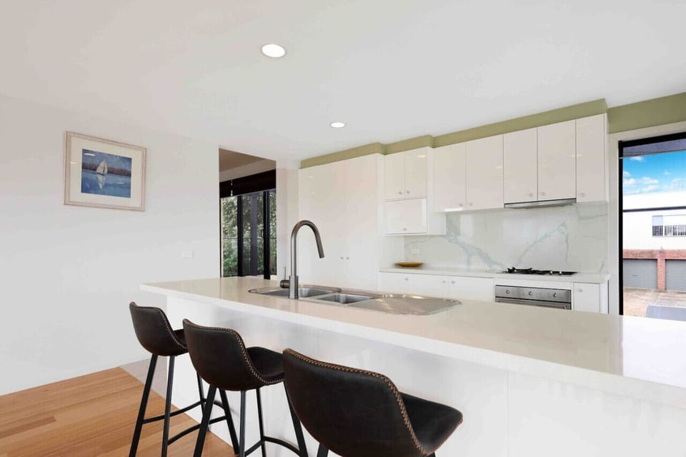🍳 Modern kitchen with island bench and quality appliances