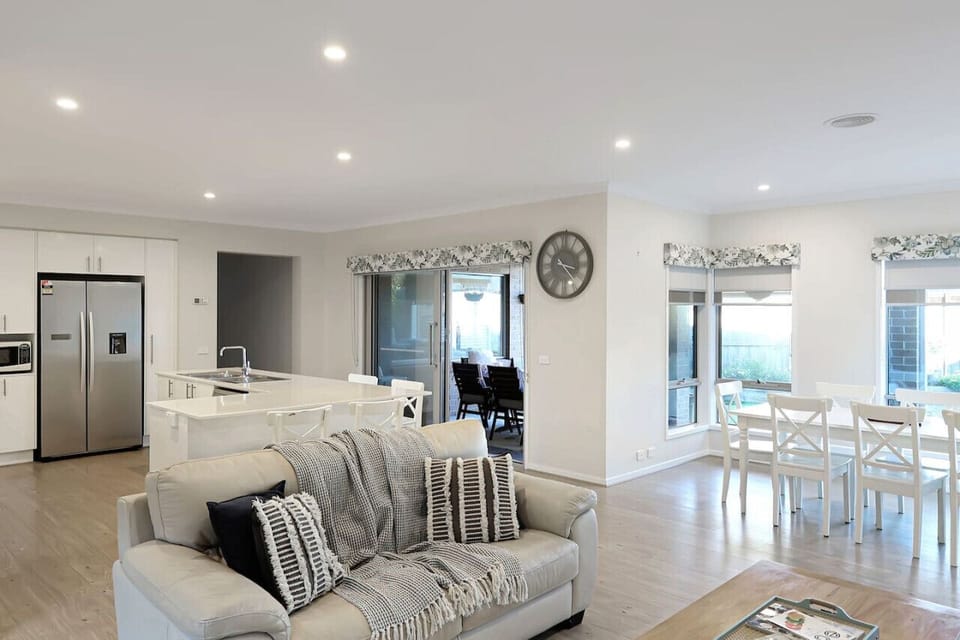 🍽️ Bright open-plan kitchen, living, and dining area perfect for gathering