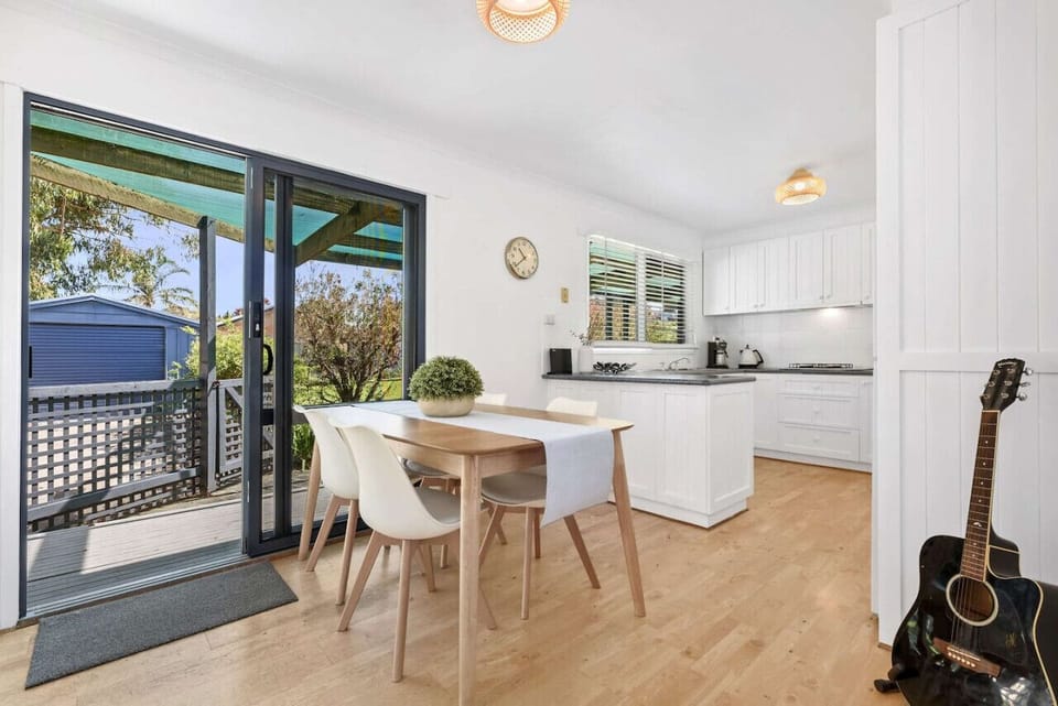 🍽️ Bright dining area flowing seamlessly into the kitchen
