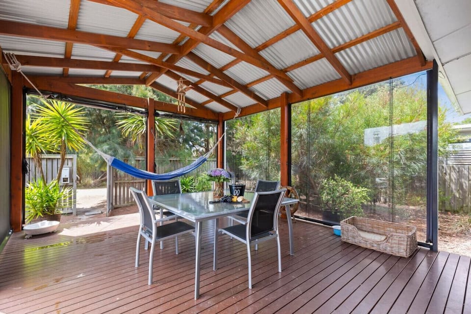 🍽️ Outdoor dining and weber BBQ complete this space.