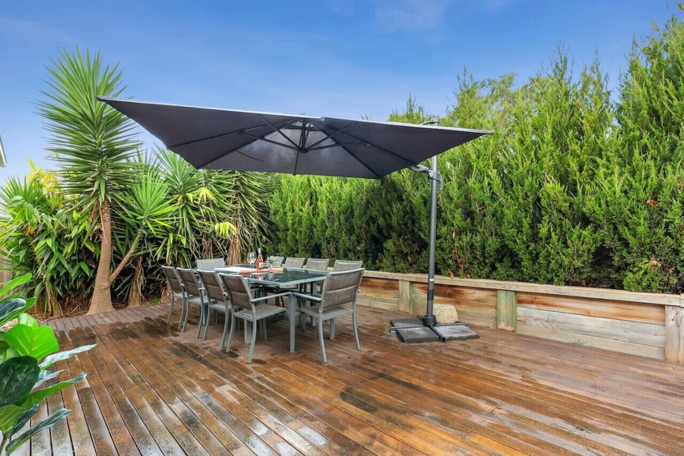 🌿 Outdoor Deck Large deck with outdoor dining and umbrella.