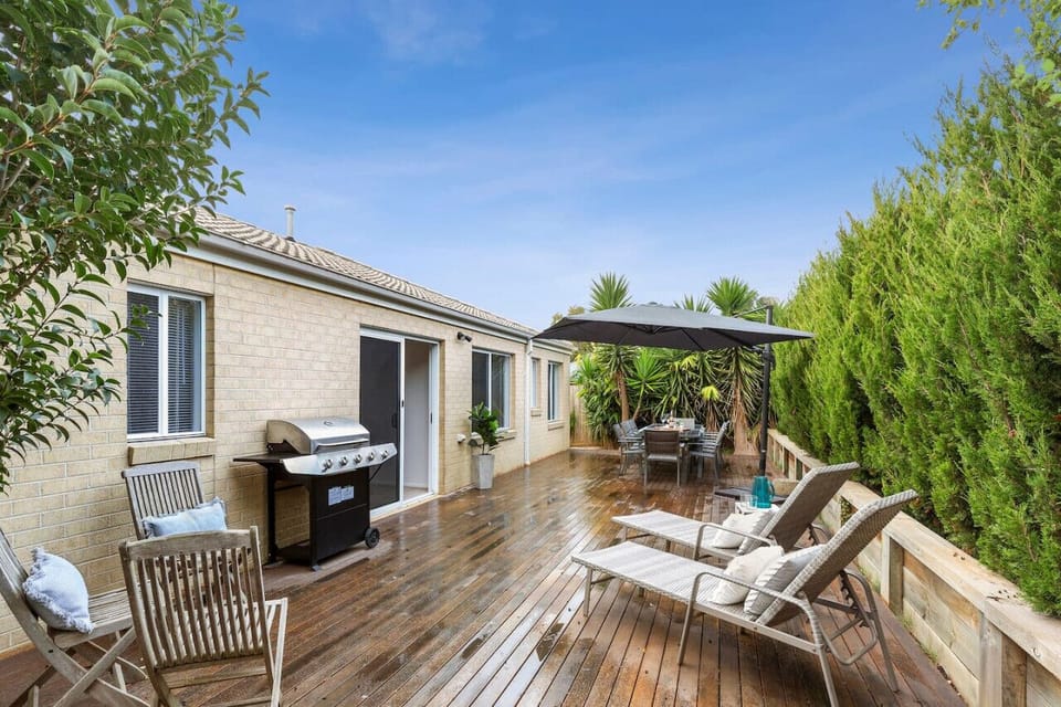 🌿 Outdoor Deck / Terrace Spacious deck with BBQ, dining, and lounge seating.