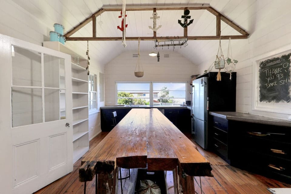 🍽️ Dining Area Rustic dining with large communal table.