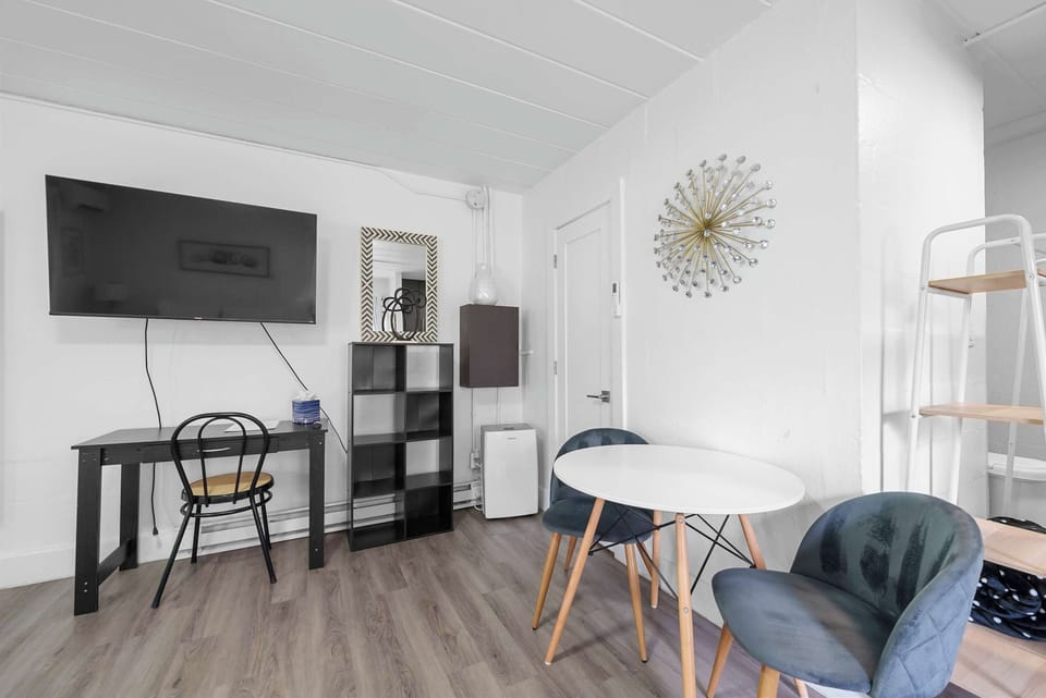 Studio Suite, 1 Queen Bed, Kitchen, Garden View (Chic City Retreat 87) | Dining