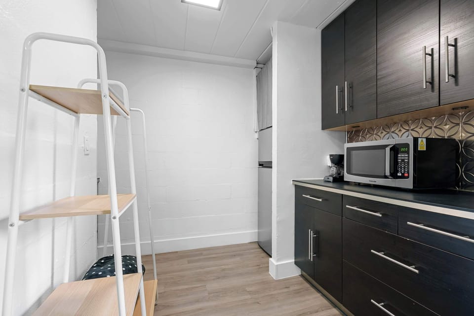 Studio Suite, 1 Queen Bed, Kitchen, Garden View (Chic City Retreat 87) | Interior