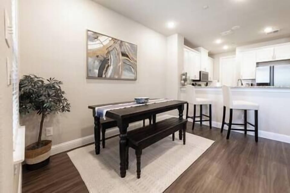 Seating for 6 at the dinner table plus 2 more at the bar