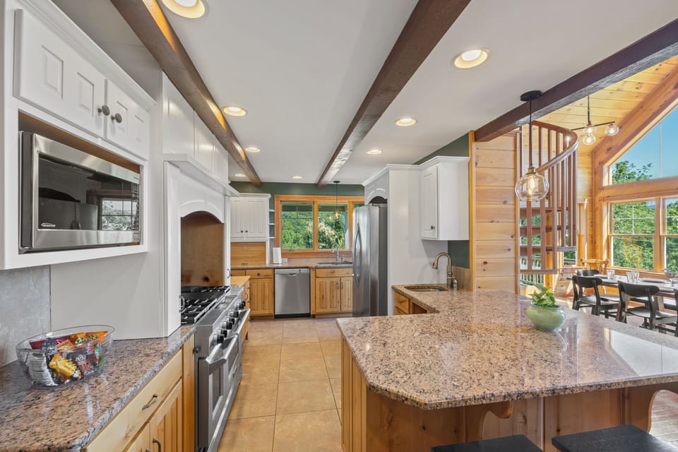 This kitchen is sure to impress the 'Master Chef' in your group. Fully-stocked and ready for you to make any culinary master piece!