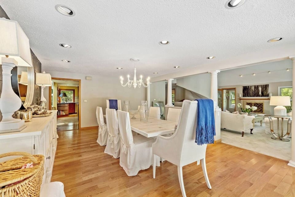 Dining room.