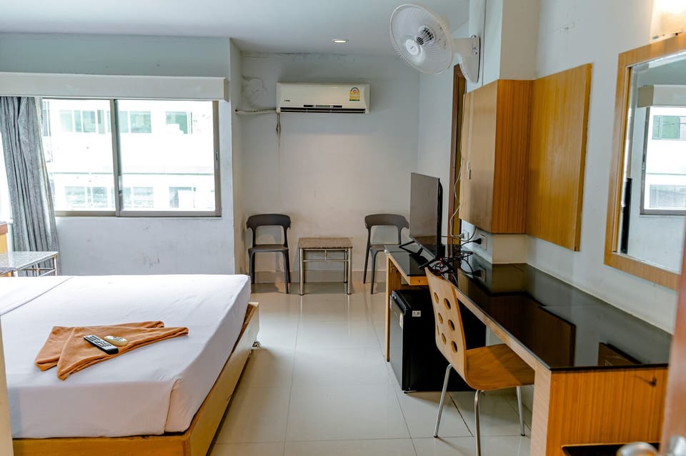 Deluxe Room | Minibar, desk, blackout drapes, free WiFi