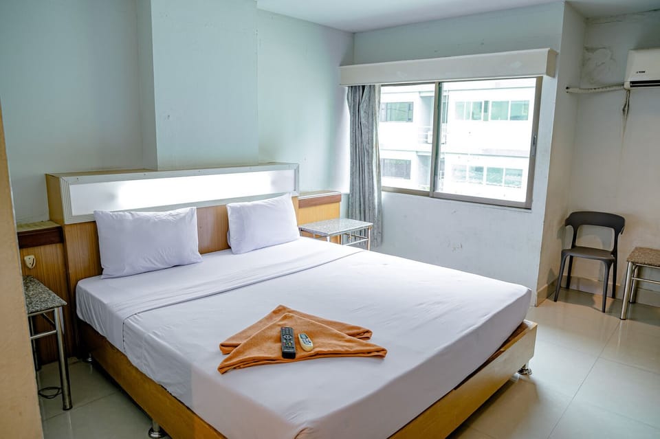 Deluxe Room | Minibar, desk, blackout drapes, free WiFi