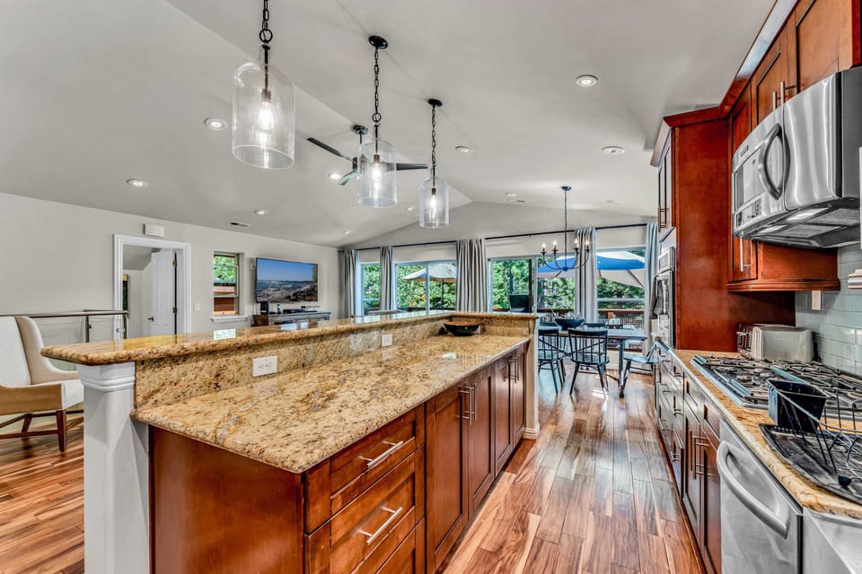 Kitchen: Well-equipped kitchen, updated KitchenAid appliances, kitchen island w/3 bar stools