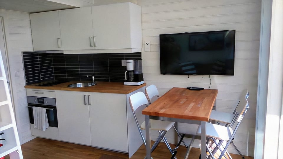 Strandstugan Solviken | Private kitchen | Fridge, microwave, oven, stovetop