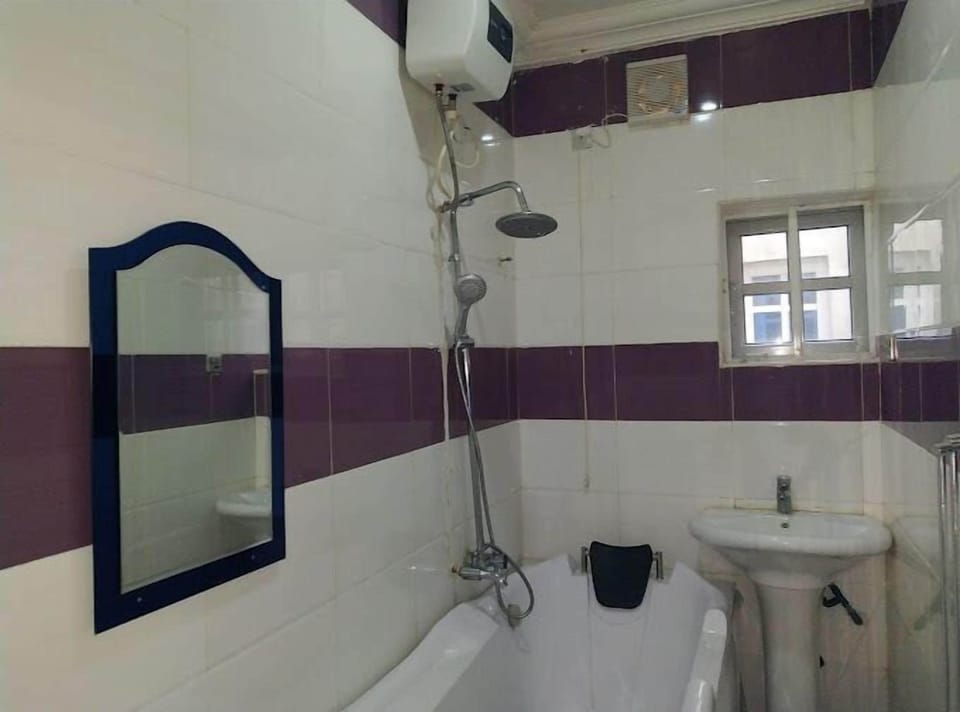 Deluxe Room, Balcony, City View | Bathroom | Towels, soap, shampoo, toilet paper