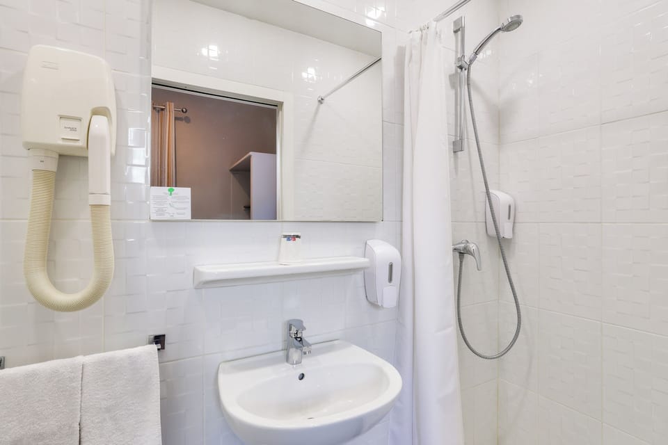 Economy Double Room | Bathroom | Hair dryer