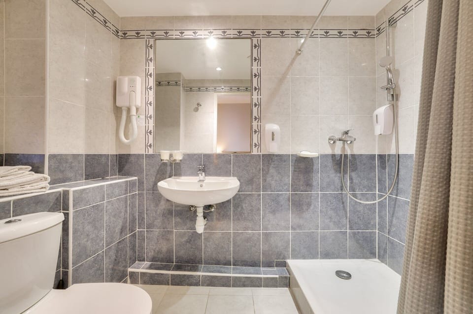 Economy Double Room | Bathroom | Hair dryer
