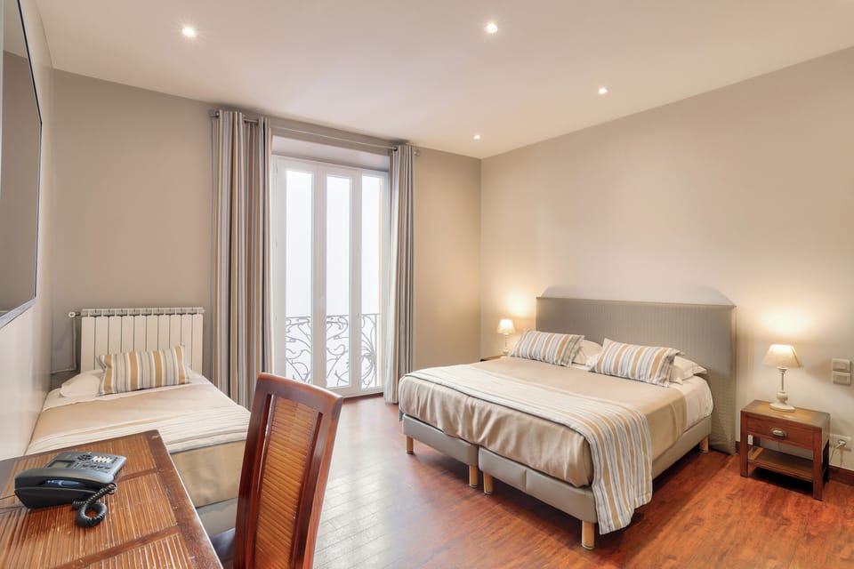 Triple Room | In-room safe, desk, blackout drapes, soundproofing