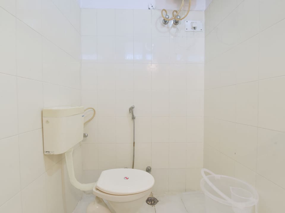 Classic Double Room | Bathroom | Shower, slippers, towels, soap