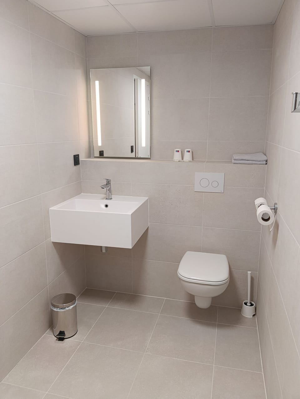 Classic Twin Room | Bathroom | Shower, hydromassage showerhead, hair dryer, towels