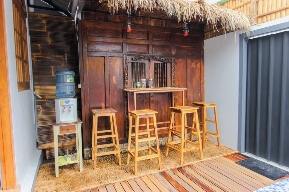 Poolside bar