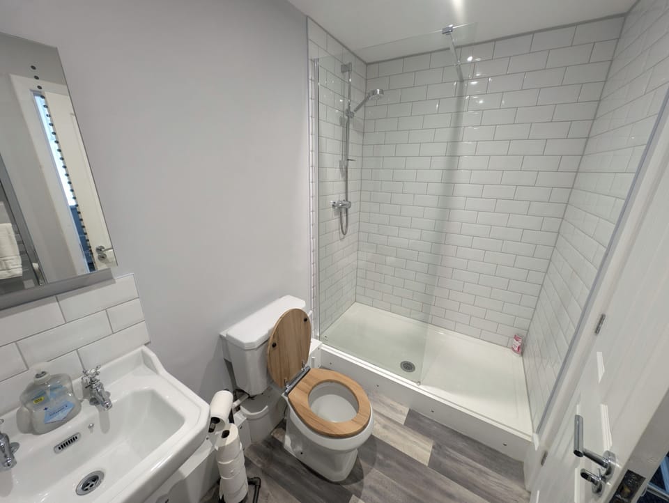 Standard Double Room | Bathroom