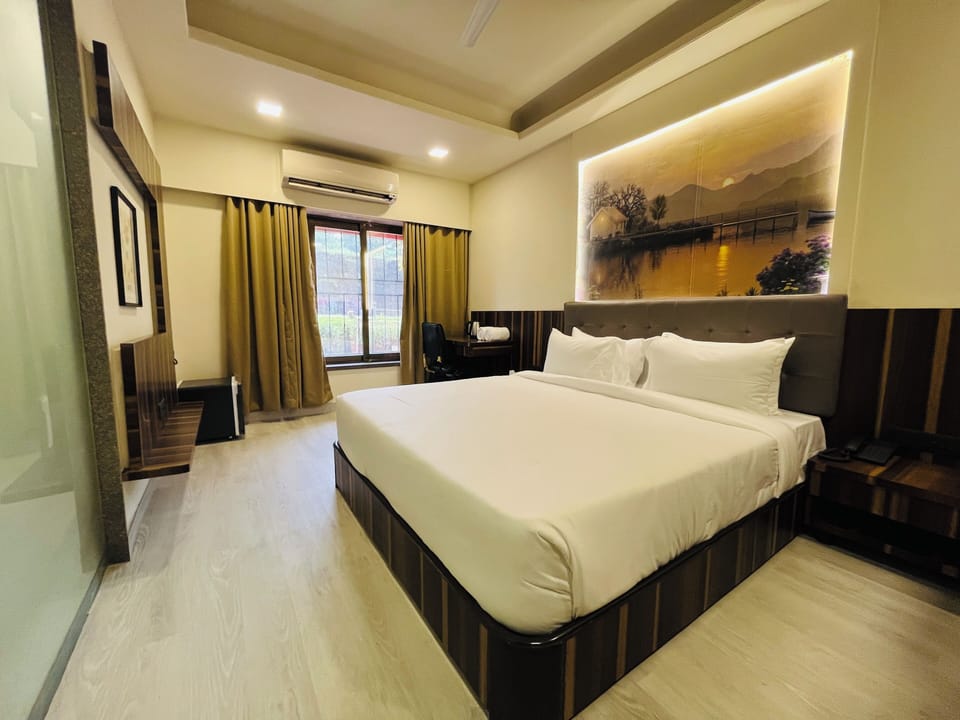 Discover Studio | Egyptian cotton sheets, premium bedding, in-room safe, laptop workspace