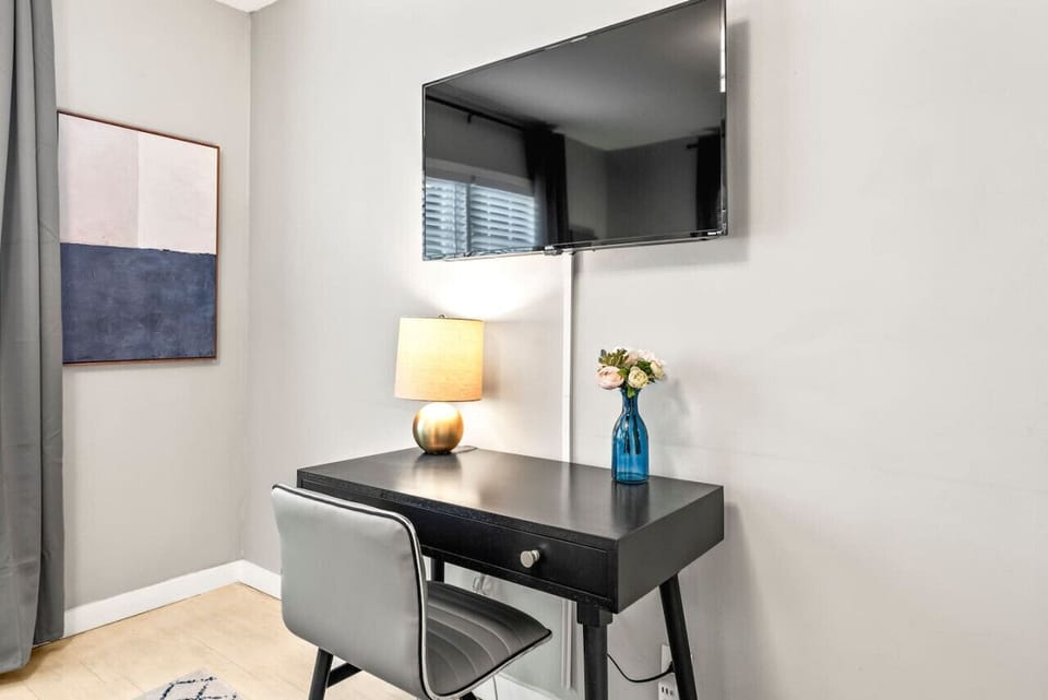 Each bedroom on the top level comes equipped with its own Smart TV and a desk—perfect for catching up on work while enjoying your stay!