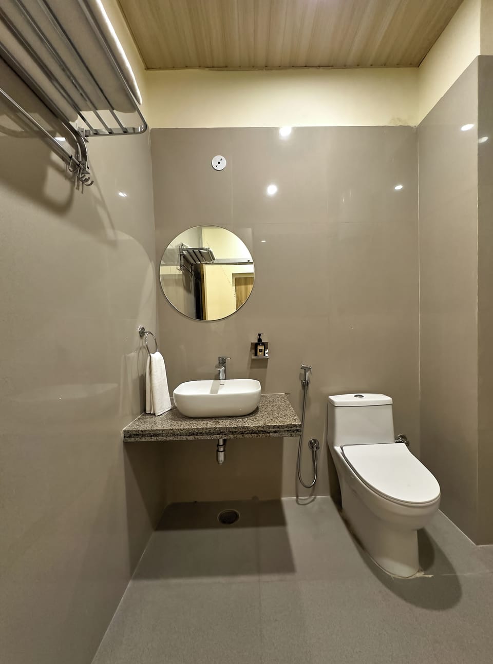 Deluxe Double Room | Bathroom | Shower, free toiletries, towels, soap