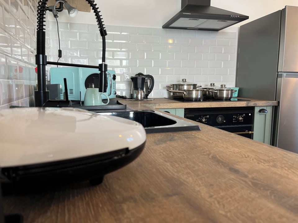 House, Vineyard View | Private kitchen | Full-size fridge, microwave, oven, stovetop