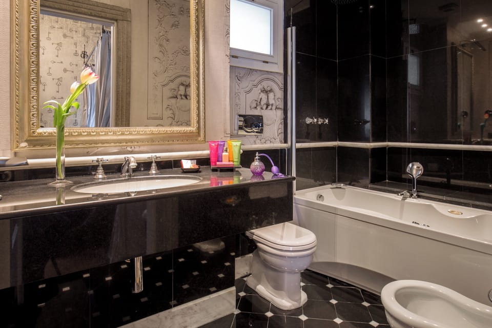 Junior Double Room | Bathroom | Free toiletries, hair dryer, towels, soap