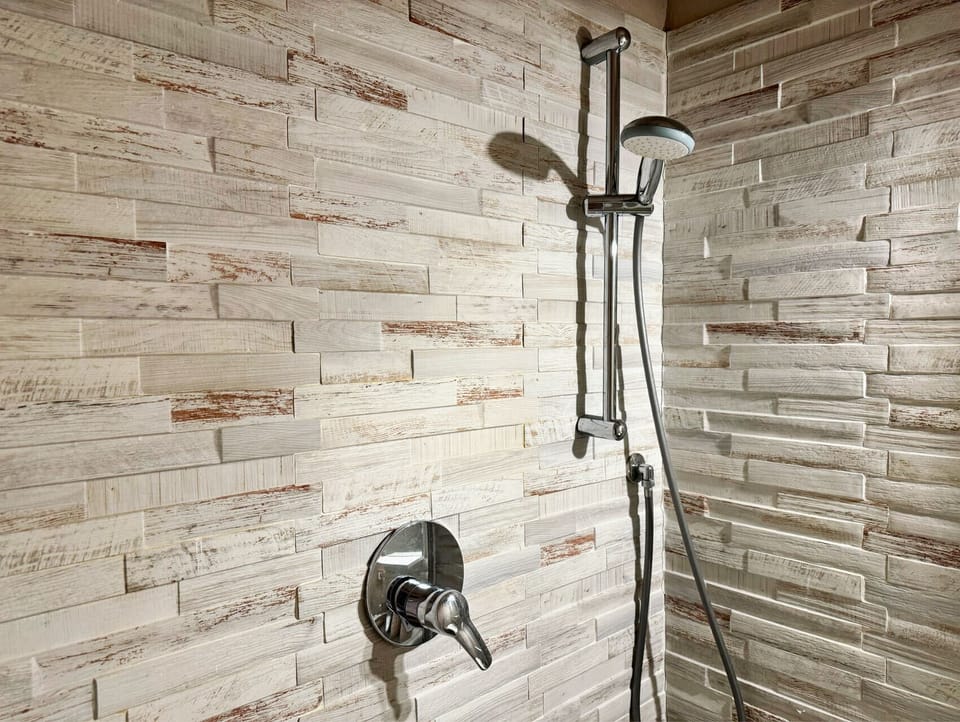 Romantic Double Room | Bathroom | Shower, free toiletries, hair dryer, towels