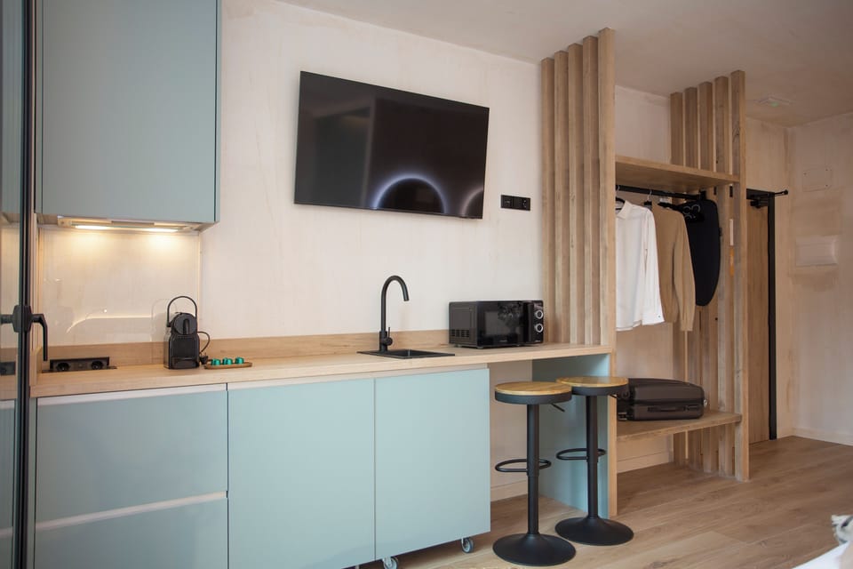 Twin Room | Private kitchen | Mini-fridge, microwave, stovetop, toaster