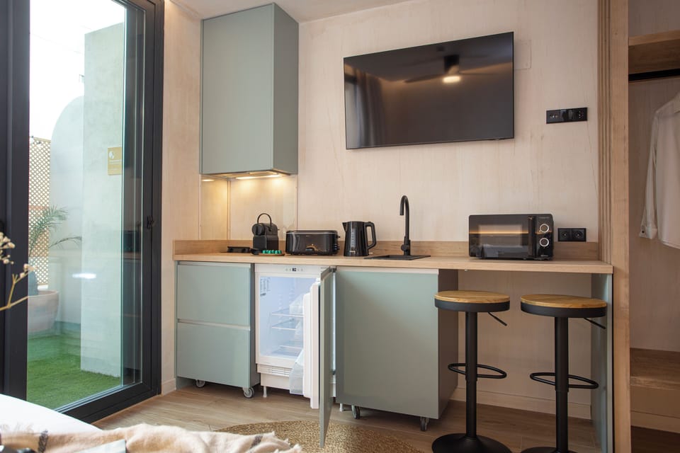 Twin Room | Private kitchen | Mini-fridge, microwave, stovetop, toaster