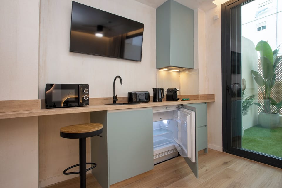 Double Room | Private kitchen | Mini-fridge, microwave, stovetop, toaster