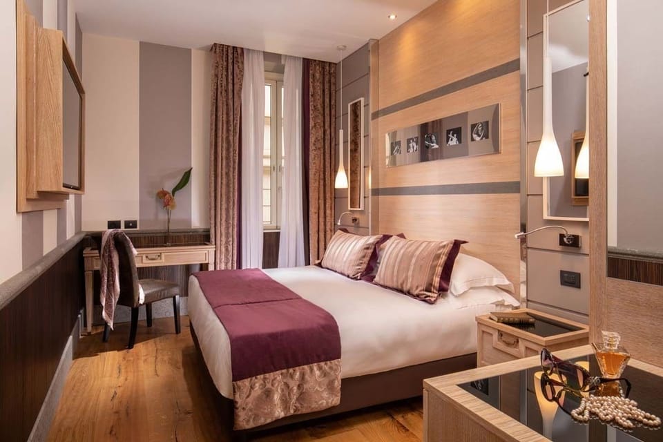 Town House | In-room safe, desk, bed sheets