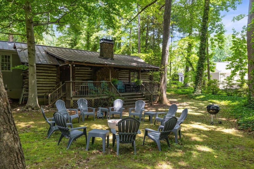 Plenty of space for the whole group to sit outside around the fire pit, to grill, or to play yard games! This yard offers the best outdoor experience during any season.