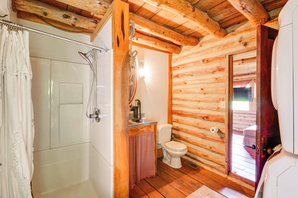 1800s Romantic Cabin! Fireplace + 3 Jacuzzi Tubs Cottage in Ohio