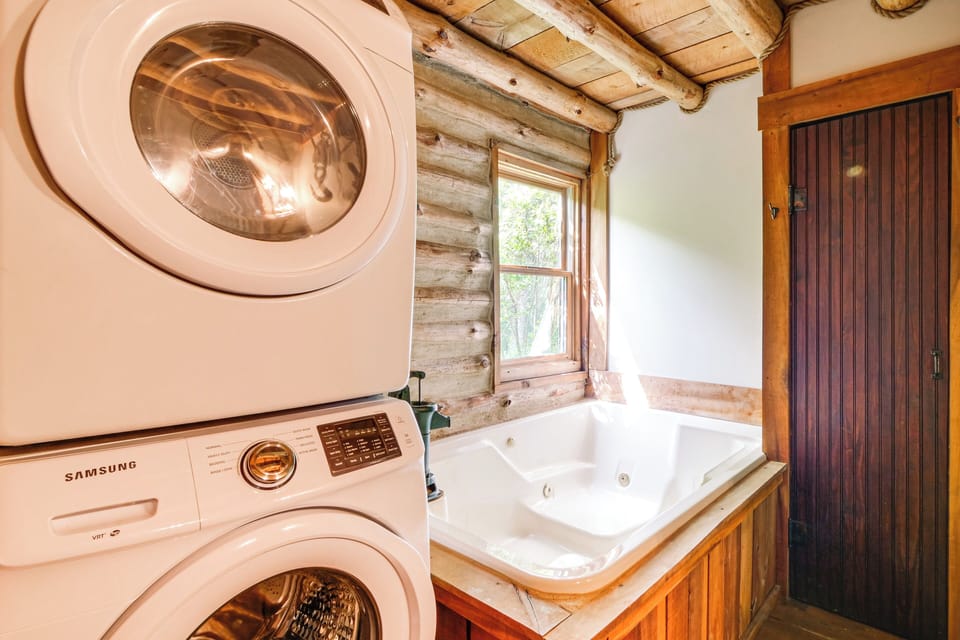 1800s Romantic Cabin! Fireplace + 3 Jacuzzi Tubs Cottage in Ohio