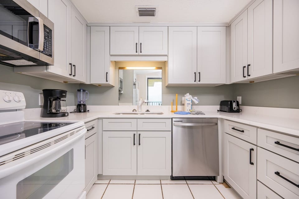 Condo, 1 Bedroom | Private kitchen | Fridge, oven, coffee/tea maker