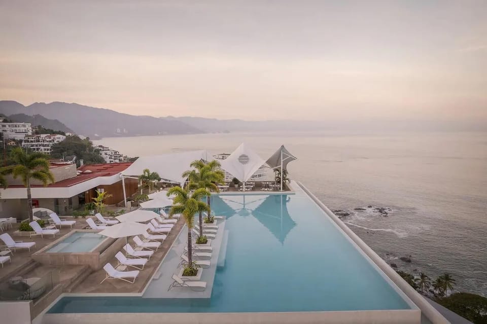Amazing infinity pool with the best view of Amapas beach