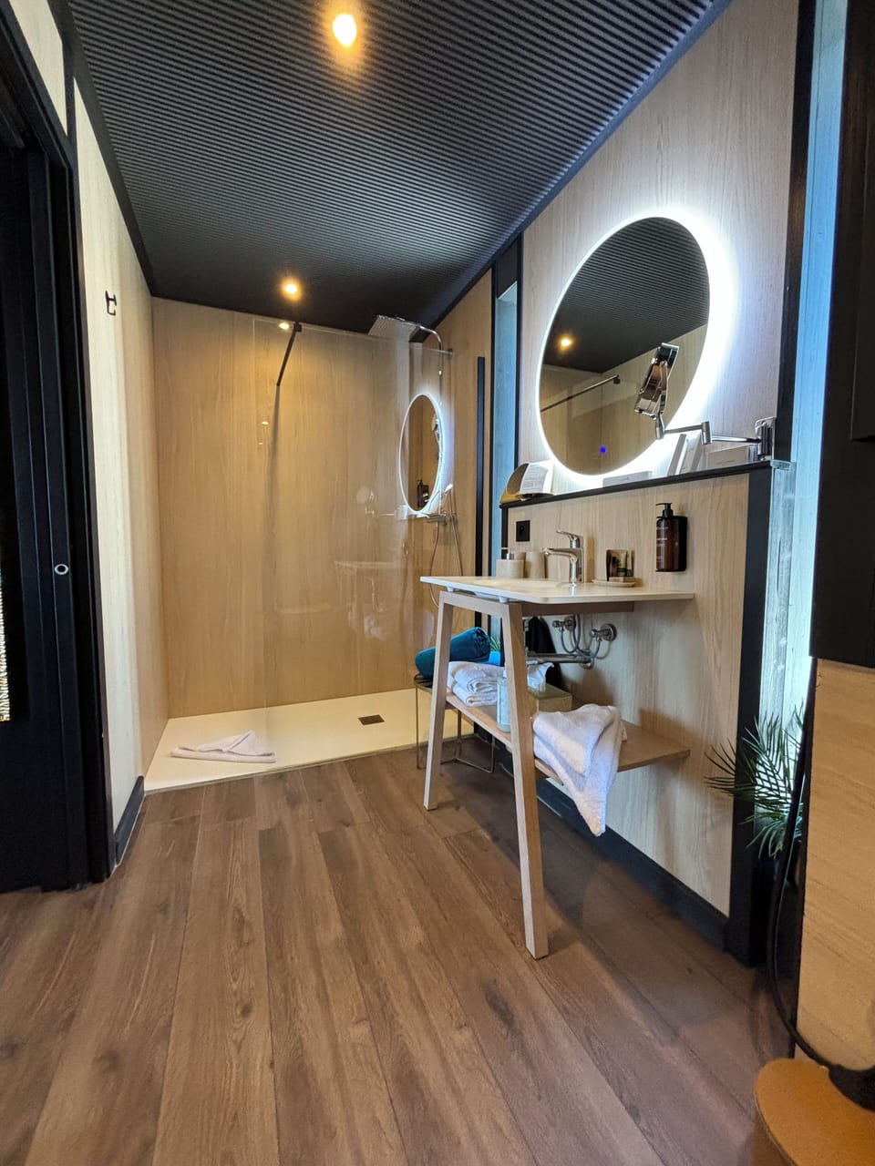 Standard Chalet, Garden View | Bathroom | Shower, hair dryer, slippers, towels