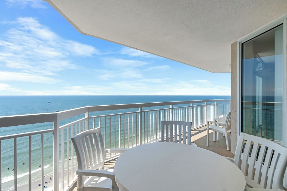 Enjoy breakfast on the veranda.