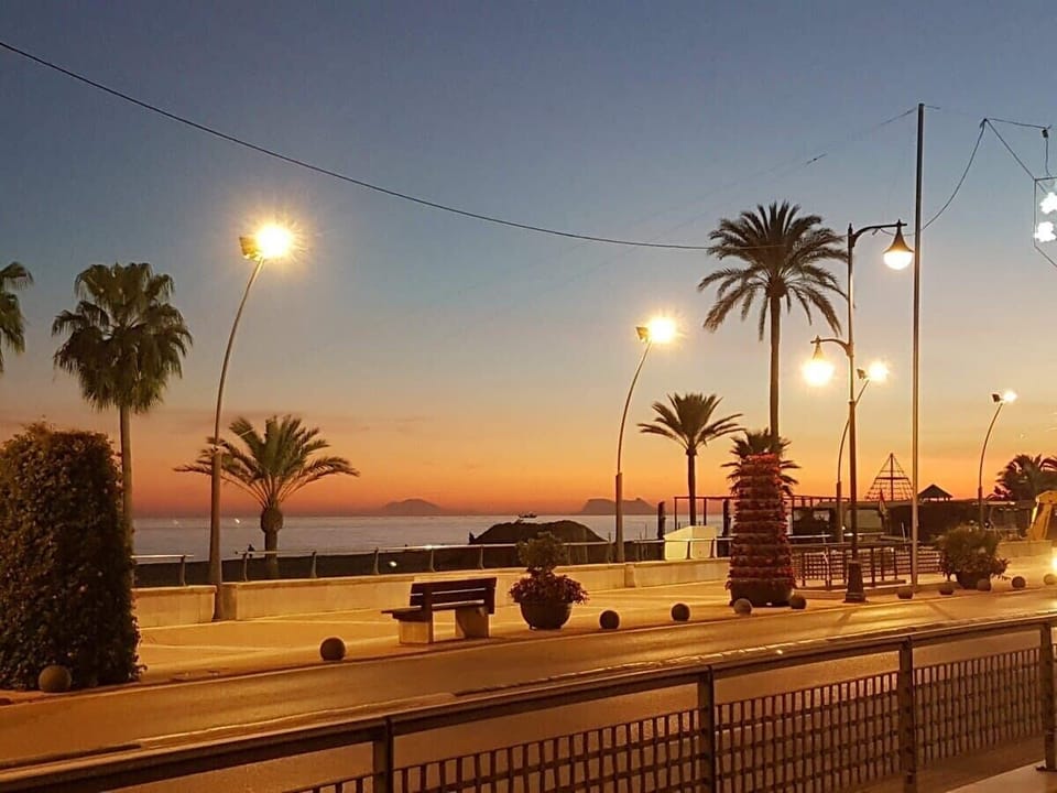 Paseo Marítimo al atardecer. Junto a los apartamentos. Al fondo se ve el estrecho de Gibraltar.