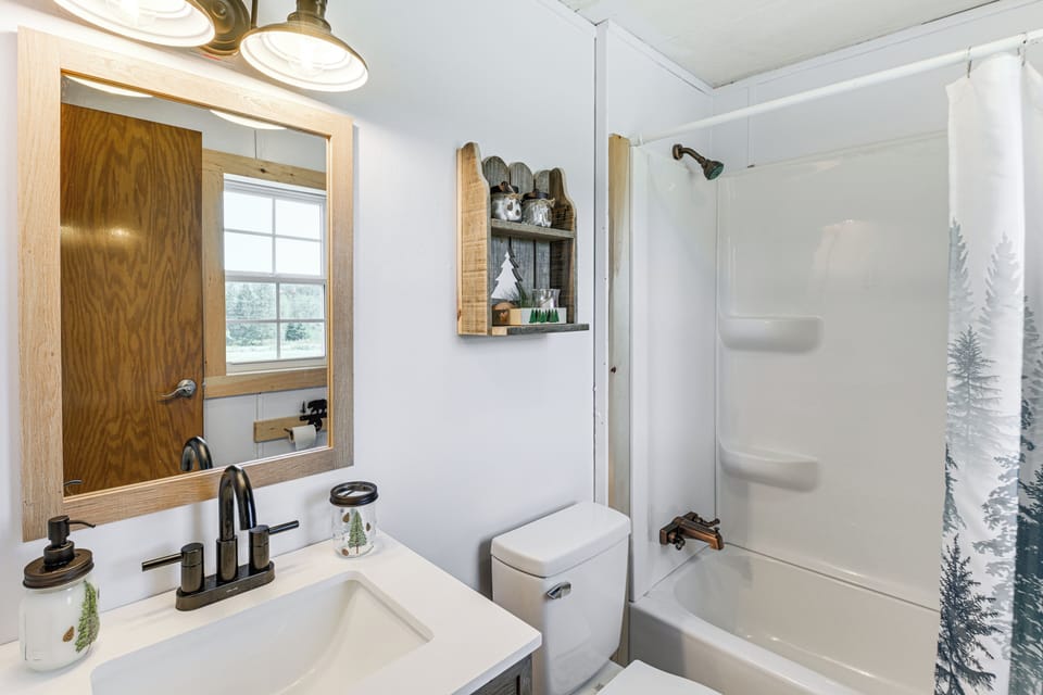 Full Bathroom | Towels Provided