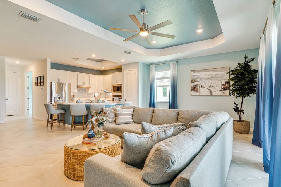 Living Room | Smart TV | Free WiFi | Single-Story Home