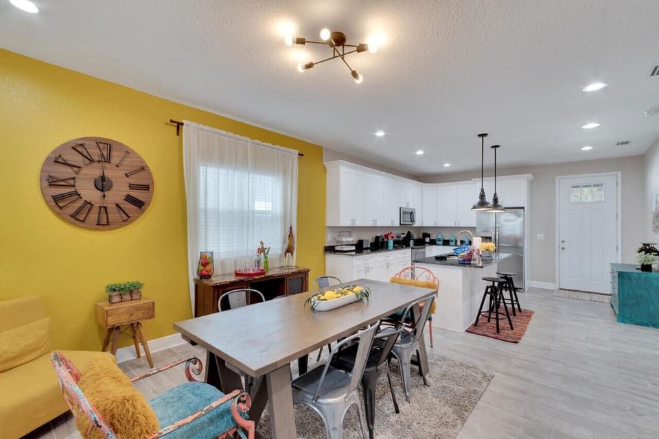 Dining Area & Kitchen